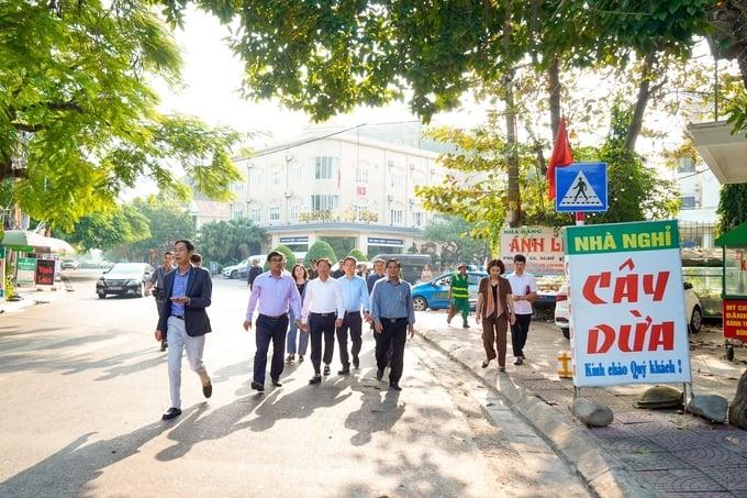 Ông Nguyễn Văn Tùng trực tiếp thị sát tại Đồ Sơn trước khi kết luận chỉ ra hàng loạt sai phạm tại đây. Ảnh: Đàm Thanh.