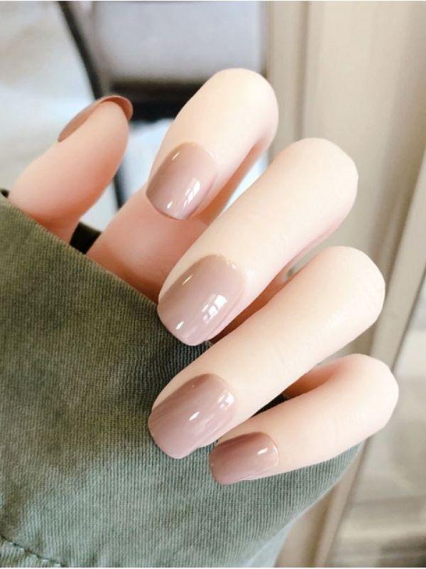 Nail màu nâu sữa vẽ họa tiết caro