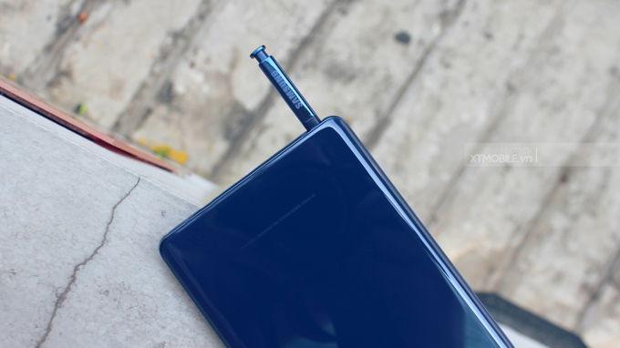 Mặt sau cũng được vuốt rất nhẹ, giúp cầm nắm Note 8 tốt hơn