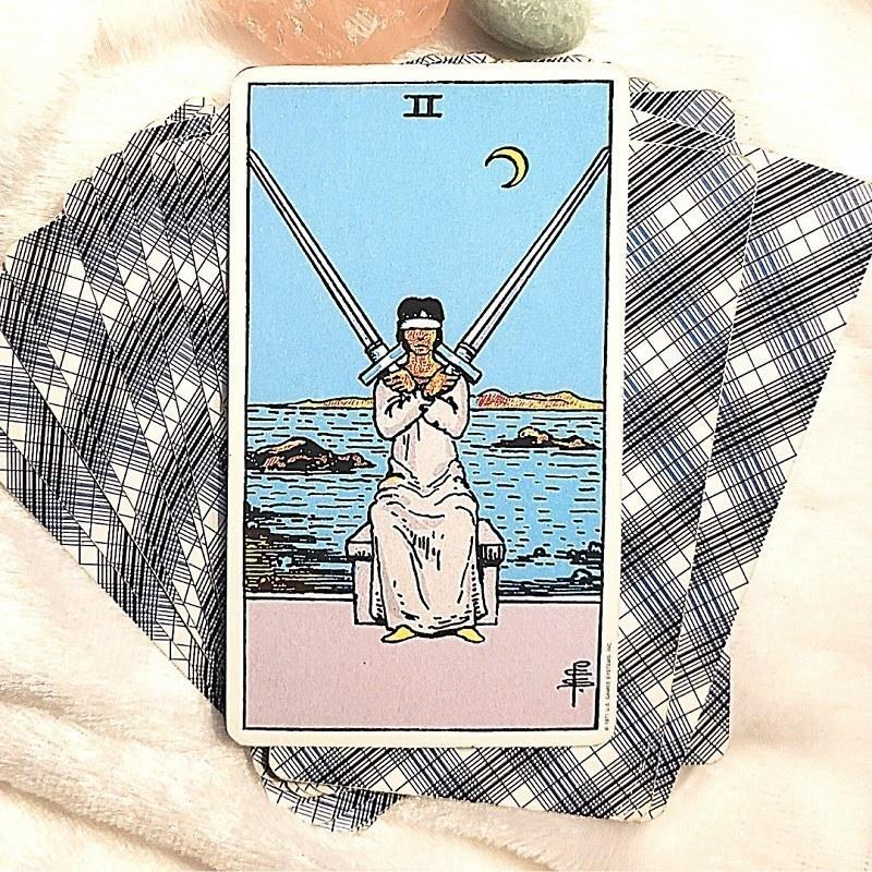 Ý nghĩa lá bài Two of Swords: Sự nghiệp, tình yêu và sức khỏe