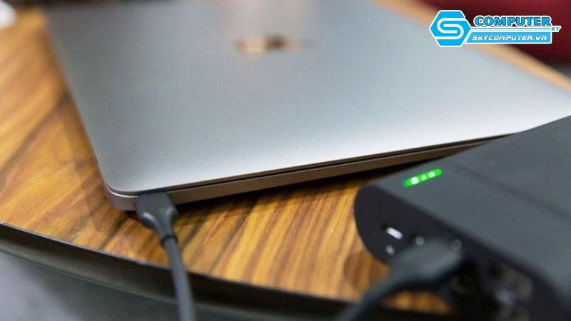 Mách bạn cách sạc laptop khi không có sạc cứu nguy