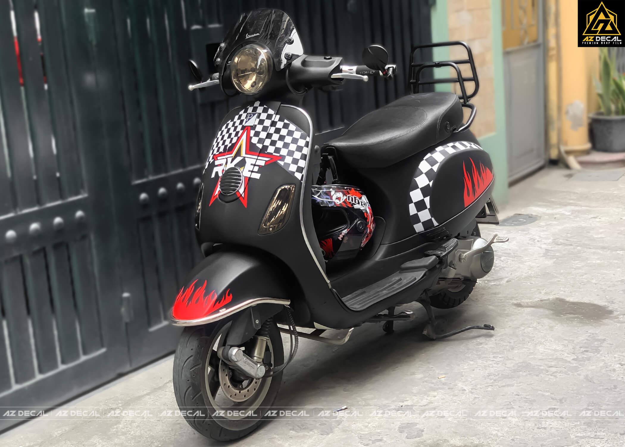 Xe Vespa dán đổi màu đen mờ