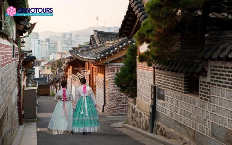 Hanok Bukchon là một ngôi làng đẹp như tranh vẽ với những bộ hanbok truyền thống