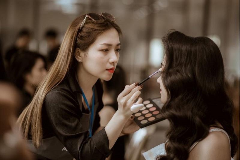 1 khóa học make up cá nhân thường có giá trung bình khoảng 3 - 5 triệu đồng